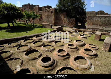 Italia, Roma, Ostia Antica, Casa dei Dolii (anfore) Foto Stock