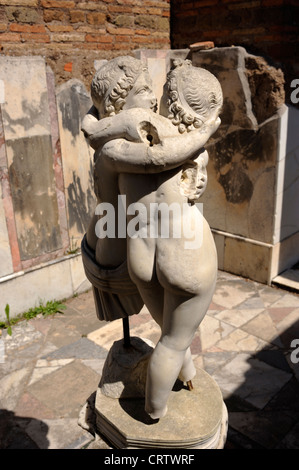 Italia, Roma, Ostia Antica, casa romana di Cupido e Psiche (Domus di amore e Psiche), statua Foto Stock