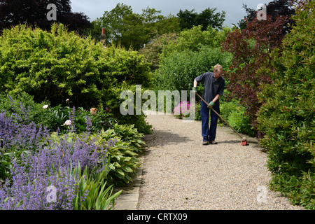 Giardiniere percorso di spazzamento Foto Stock