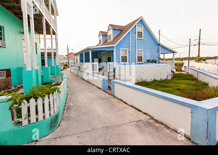 Le case dai colori pastello in New Plymouth sul Green Turtle Cay, Bahamas. Foto Stock