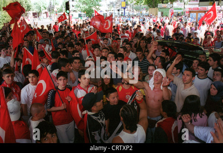 Omesso turchi celebrare la Coppa del Mondo di calcio semifinali in 2002, Berlino Foto Stock