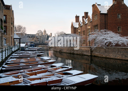 Snowy sterline sul fiume Cam, Cambridge fronte Magdalene College. Foto Stock