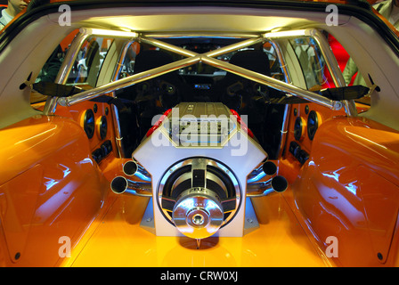 Auto amplificatori stereo e sistema audio nel bagagliaio di una modificata  Boy Racer della show car Foto stock - Alamy