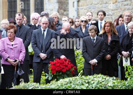 Persone in lutto di pagare i loro rispetti al funerale di Bee Gee cantante Robin Gibb a Thame. Foto Stock