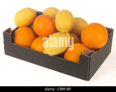 Intero e tagliare le arance fresche con foglie Foto stock - Alamy