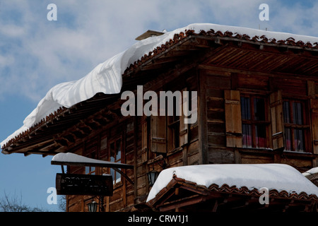 Il vecchio edificio di legno in Zheravna in Bulgaria in inverno Foto Stock