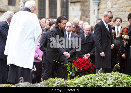 Persone in lutto di pagare i loro rispetti al funerale di Bee Gee cantante Robin Gibb a Thame. Foto Stock