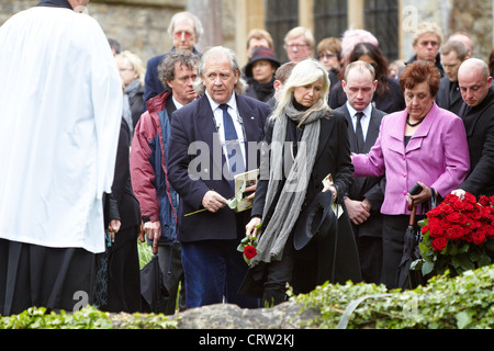 Persone in lutto di pagare i loro rispetti al funerale di Bee Gee cantante Robin Gibb a Thame. Foto Stock