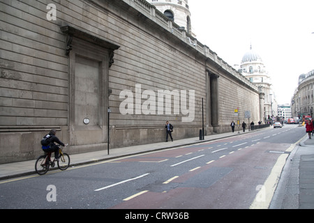 I lavoratori della città a piedi verso San la Cattedrale di San Paolo Foto Stock