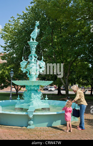 Orante fontana verde in Chestertown, sponda orientale della contea del Kent, Maryland Foto Stock