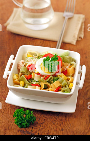 A forma di cuore in pasta salad. Ricetta disponibile Foto Stock