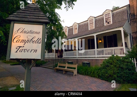 Christiana Campbell's Tavern accoglie gli ospiti per cene a lume di candela con il XVIII secolo l'atmosfera del centro storico di Colonial Williamsburg, Virginia, Stati Uniti d'America. Foto Stock