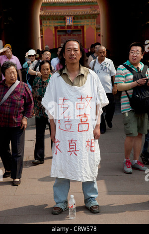 Protester al di fuori della Città Proibita. Slogan dice 'Città Proibita - di trovare la verità" un'altra linea non è riconoscibile. Pechino Foto Stock