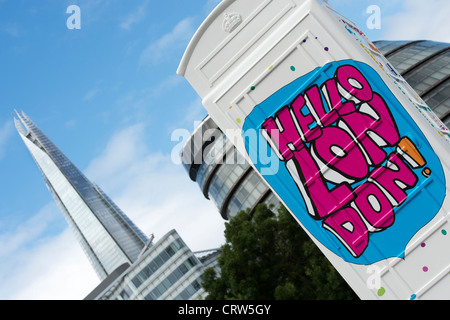 BT Artbox 'Welcome to London' , con il Coccio in background. Più Londra Riverside. Inghilterra Foto Stock