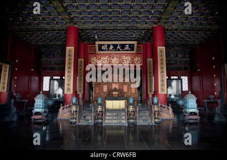 Imperiale cinese dell'imperatore trono nel palazzo della purezza celeste nella Città Proibita di Pechino. Foto Stock