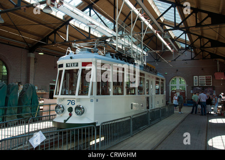 Old Dutch tram con la gente che ottiene informazioni su di esso nel museo a cielo aperto di Arnhem Olanda Foto Stock