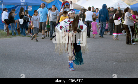 Fort Washakie, Wyoming - giovane ballerino in full regalia a giorni indiano, un evento annuale tenuto sul Wind River Prenotazione. Foto Stock