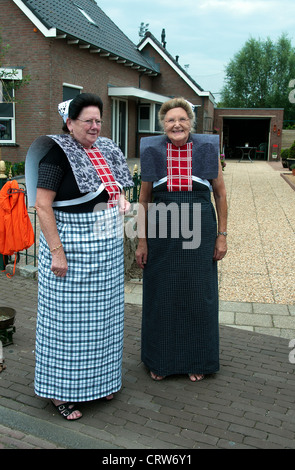 SPAKENBURG,Olanda - agosto 03:donna non identificato che mostra costuums originale per turisti con le tradizionali giornate di spakenburg Foto Stock