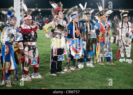 Native American ragazzi e giovani adulti durante i giorni indiano powwow si tiene annualmente a Fort Washakie, Wyoming Foto Stock