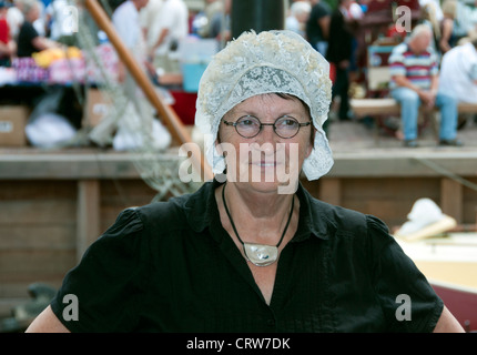 La donna nel tipico costume olandese Foto Stock