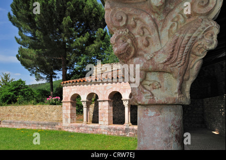 Capitale in marmo rosa del chiostro a Saint-Michel-de-Cuxa Abbazia Abbazia Benedettina a Codalet, Pirenei, Francia Foto Stock