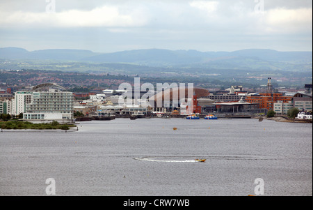 St David's Hotel e Wales Millennium Centre di Cardiff Bay come visto da Penarth, Galles del Sud Foto Stock