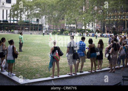 Le persone in attesa di essere ammessi a sedersi per l'estate in un cinema Bryant Park, Manhattan, New York Foto Stock