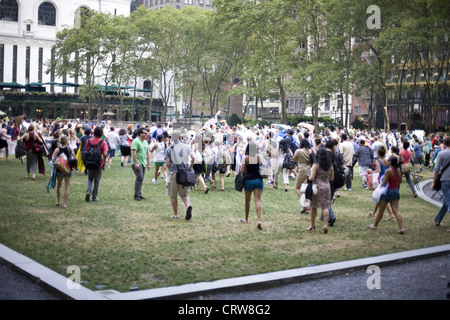 Gente correre a sedersi per l'estate in un cinema Bryant Park, Manhattan, New York Foto Stock