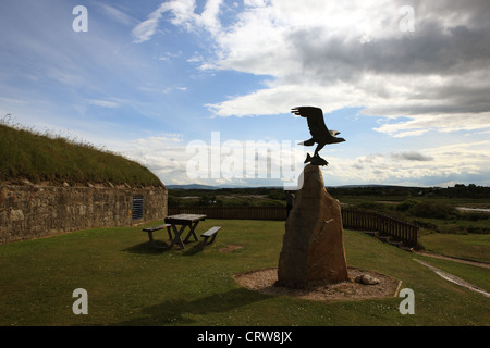 Osprey scultura con pesce in bocca al di fuori di Spey Bay Dolphin Center nel Morayshire Scozia Scotland Foto Stock