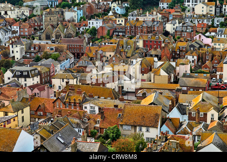 Vista dei tetti, edilizia residenziale, Hastings Old Town da East Hill, East Sussex, Gran Bretagna. Foto Stock