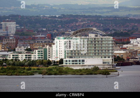 St David's Hotel nella Baia di Cardiff come visto da Penarth, Galles del Sud Foto Stock