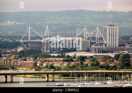 Millennium Stadium e A4232 Grangetown Link a Cardiff come visto da Penarth, Vale of Glamorgan Galles del Sud Foto Stock