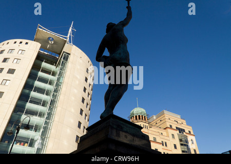 Ninfa statua che si trova nella parte anteriore del Norwich Union House, n. Uno, City Square, Leeds Foto Stock