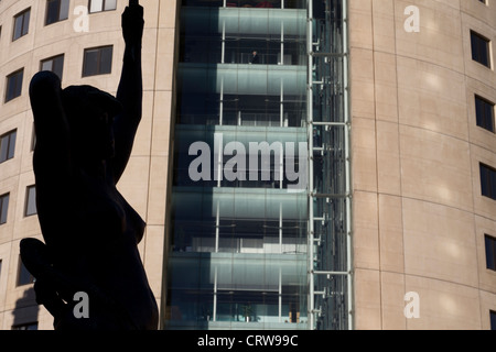 Ninfa statua che si trova nella parte anteriore del Norwich Union House, n. Uno, City Square, Leeds Foto Stock