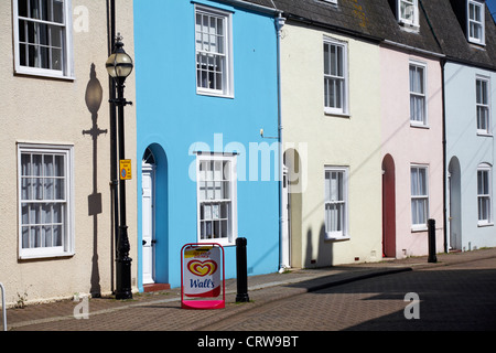 Fila di color pastello case a schiera a Weymouth in giugno Foto Stock