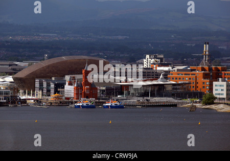 Il Wales Millennium Centre e il Senedd Welsh Assembly edificio nella Baia di Cardiff come visto da Penarth, Galles del Sud Foto Stock