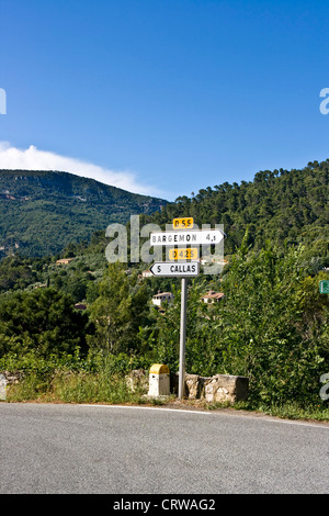 Indicazioni per le città di Callas e Bargemon in colline di Provenza Var Francia Europa Foto Stock