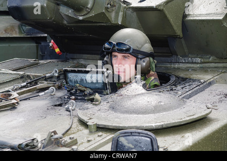 Soldato aziona una Scimitar reconnaisance veicolo Foto Stock