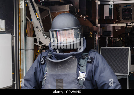 Uomo che indossa a prova di bomba tuta e casco come utilizzato da bomb squad ATOs. Foto Stock