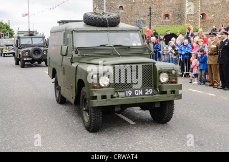 Blindato di Ulster Defence Regiment Landrover come utilizzato durante i guai a Belfast tra il 1968 e 1993 su una parata militare Foto Stock