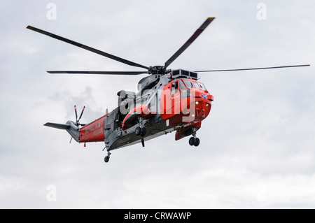 Royal Navy Sea King elicottero 177 in volo Foto Stock