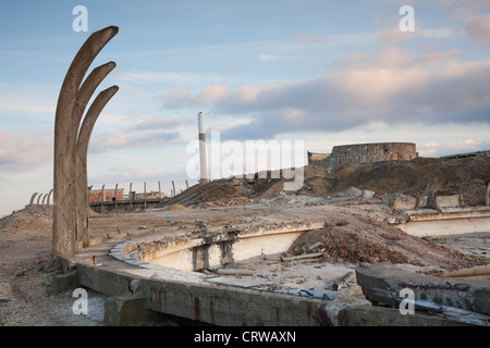 La recentemente demolito Steetley magnesite lavora a nord di Hartlepool, con camino in background. Foto Stock