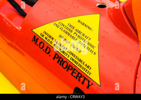 Segno sul lato di un mod pilotless drone avviso pubblico per contattare le autorità se riescono a trovare questo veicolo Foto Stock