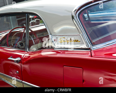 Dettagli su 1950 due lucida tono Ford Fairlane Skyliner American classic autovettura con pelliccia dadi nella finestra Foto Stock