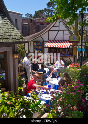 Ristorante all'aperto Portabella terrazza all'aperto prima di prendere parte alla socializzazione a Carmel dal Mare Monterey California USA Foto Stock