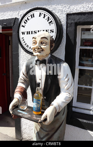 Manichino di un cameriere al di fuori del famoso Loch Fyne whisky shop a Inverary, Scozia Foto Stock