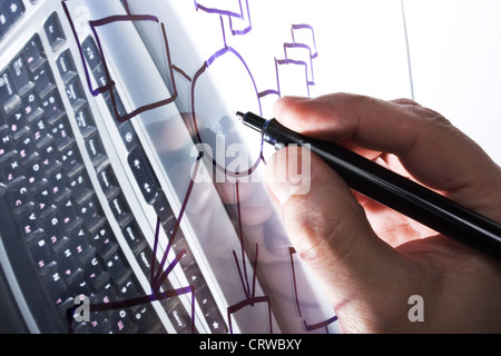 Disegna uno schema su un vetro trasparente Foto Stock