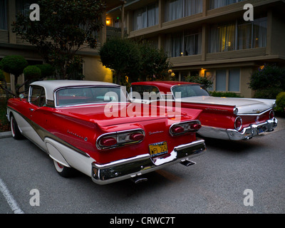 Due anni cinquanta in due toni di Ford Fairlane Skyliner American classic automobili parcheggiate a Carmel Mission Inn California USA Foto Stock