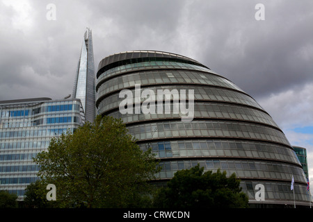 Municipio sul London Southbank con il Coccio in background. Foto Stock