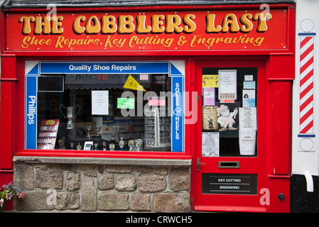 Cobblers shop, stile tradizionale cobbler negozio Penzance Cornwall, segno di parete per un negozio da barbiere Foto Stock